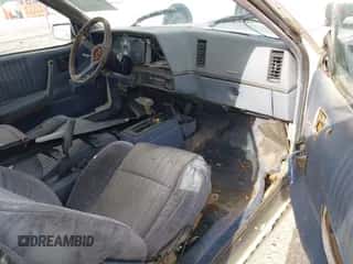 1984 Chevrolet Cavalier z VIN 1G1AE67P4E7249856, wystawiony jako IAAI lot #41913873 z przebiegiem 82 331 mil mil oraz . Historia ofert i sprzedaży dostępna na DreamBid. Obrazek 5.