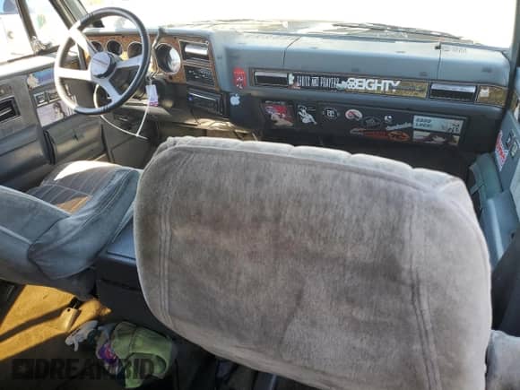 1989 Chevrolet Suburban с VIN 1GNEV16K2KF196469, выставлен на аукционе Copart как лот 72649924 с пробегом 51 366 миль миль и Списание • Salvage title. История ставок и продаж доступна на DreamBid. Изображение 8.