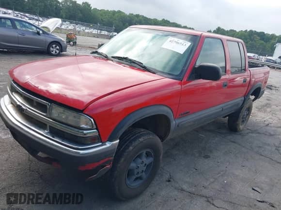 2001 Chevrolet S-10 LS with VIN 1GCDT13W11K218775, listed as a IAAI auction lot 42706513 with 214,664 mi miles and . Bid and sale history available at DreamBid. Image 17.