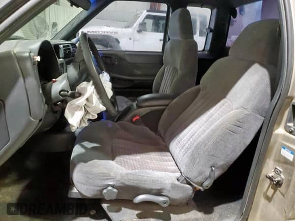 1998 Chevrolet S-10 LS с VIN 1GCCS19X5W8250728, выставлен на аукционе Copart как лот 85005335 с пробегом 102 831 миль миль и Списание • Salvage title. История ставок и продаж доступна на DreamBid. Изображение 7.