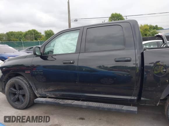 2015 Ram 1500 Express z VIN 1C6RR7KTXFS680314, wystawiony jako IAAI lot #43040717 z przebiegiem 153 999 mil mil oraz . Historia ofert i sprzedaży dostępna na DreamBid. Obrazek 14.