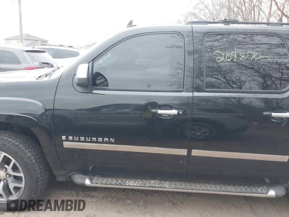 2008 Chevrolet Suburban 2LT z VIN 3GNFK16388G160010, wystawiony jako IAAI lot #41153614 z przebiegiem 209 870 mil mil oraz . Historia ofert i sprzedaży dostępna na DreamBid. Obrazek 14.