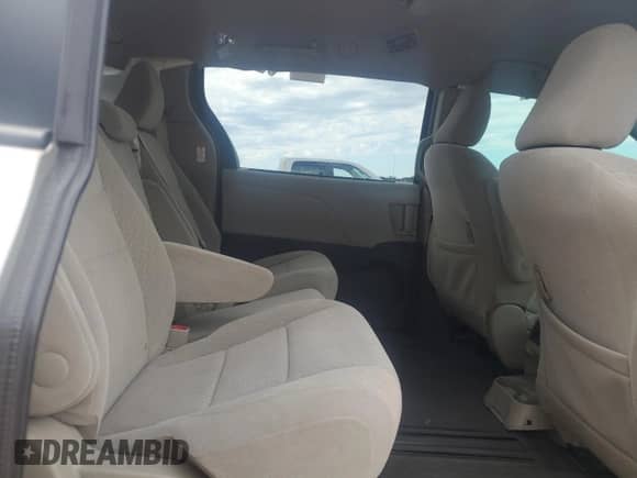 2017 Toyota Sienna LE Auto Access Seat z VIN 5TDKZ3DC3HS861573, wystawiony jako Copart lot #81557075 z przebiegiem 83 431 mil mil oraz Szkoda całkowita • Salvage title. Historia ofert i sprzedaży dostępna na DreamBid. Obrazek 11.