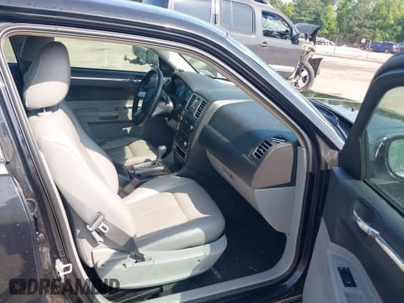 2007 Chrysler 300 Limited с VIN 2C3KA53G07H835960, выставлен на аукционе IAAI как лот 42613055 с пробегом 145 841 миль миль и . История ставок и продаж доступна на DreamBid. Изображение 5.