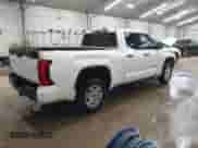 2023 Toyota Tundra SR5 z VIN 5TFLA5DAXPX063554, wystawiony jako IAAI lot #41943423 z przebiegiem 82 823 mil mil oraz . Historia ofert i sprzedaży dostępna na DreamBid. Obrazek 4.