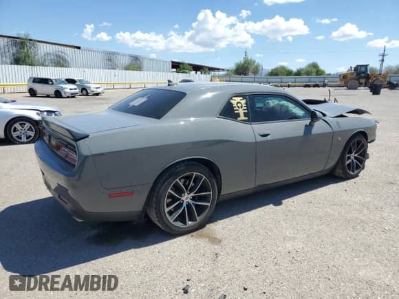 2017 Dodge Challenger 392 Hemi Scat Pack Shaker z VIN 2C3CDZFJXHH560660, wystawiony jako Copart lot #69485545 z przebiegiem 53 040 mil mil oraz Szkoda całkowita • Salvage title. Historia ofert i sprzedaży dostępna na DreamBid. Obrazek 3.