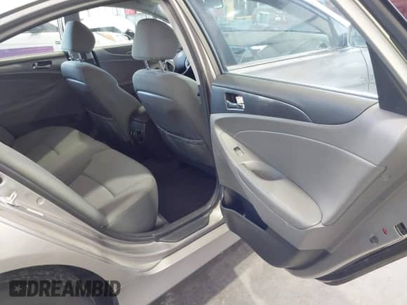 2011 Hyundai Sonata Hybrid z VIN KMHEC4A43BA007006, wystawiony jako IAAI lot #42820962 z przebiegiem 169 328 mil mil oraz . Historia ofert i sprzedaży dostępna na DreamBid. Obrazek 8.