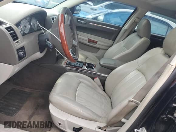 2010 Chrysler 300 C Hemi с VIN 2C3CA6CT0AH211154, выставлен на аукционе Copart как лот 60800595 с пробегом 102 040 миль миль и На запчасти • Non repairable. История ставок и продаж доступна на DreamBid. Изображение 7.