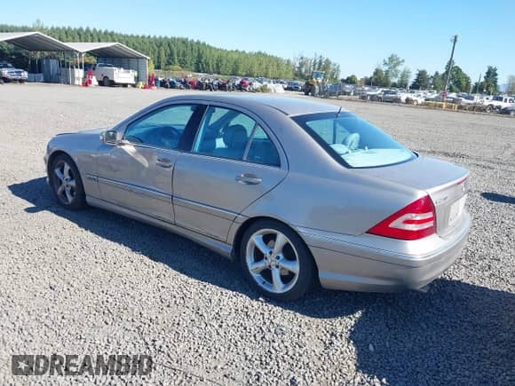 2005 Mercedes-Benz C 230 Kompressor z VIN WDBRF40J15A679931, wystawiony jako IAAI lot #43220115 z przebiegiem 151 395 mil mil oraz . Historia ofert i sprzedaży dostępna na DreamBid. Obrazek 3.