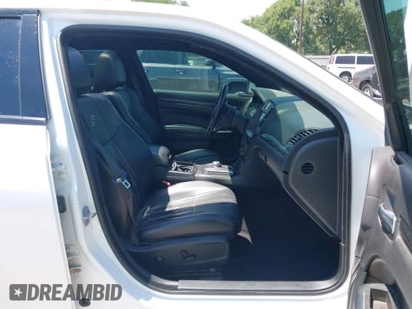2015 Chrysler 300 S с VIN 2C3CCABG8FH872326, выставлен на аукционе IAAI как лот 42449562 с пробегом 105 752 миль миль и . История ставок и продаж доступна на DreamBid. Изображение 5.