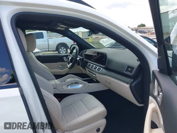 2024 Mercedes-Benz GLS 450 z VIN 4JGFF5KE7RB231828, wystawiony jako IAAI lot #42494721 z przebiegiem 14 499 mil mil oraz . Historia ofert i sprzedaży dostępna na DreamBid. Obrazek 5.