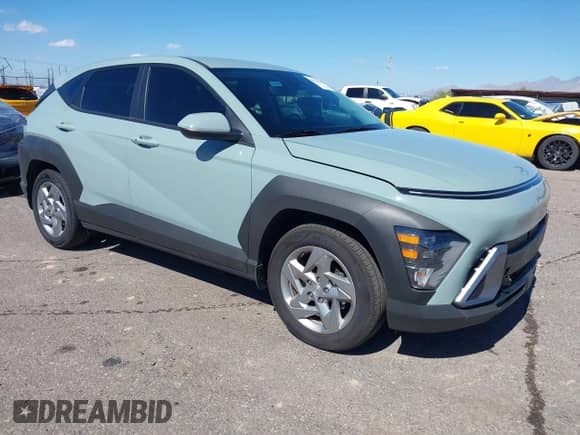 2025 Hyundai Kona SE z VIN KM8HA3AB8SU268349, wystawiony jako IAAI lot #43461222 z przebiegiem 5 517 mil mil oraz . Historia ofert i sprzedaży dostępna na DreamBid. Obrazek 1.
