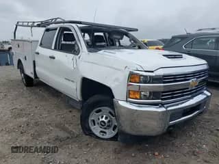 2018 Chevrolet Silverado 2500HD z VIN 1GB1CUEY3JF106527, wystawiony jako IAAI lot #41946082 z przebiegiem 136 355 mil mil oraz . Historia ofert i sprzedaży dostępna na DreamBid. Obrazek 1.