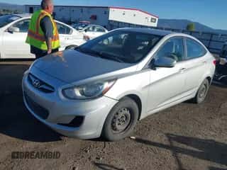 2014 Hyundai Accent GLS z VIN KMHCT4AE0EU620185, wystawiony jako IAAI lot #43359429 z przebiegiem 136 464 mil mil oraz . Historia ofert i sprzedaży dostępna na DreamBid. Obrazek 2.