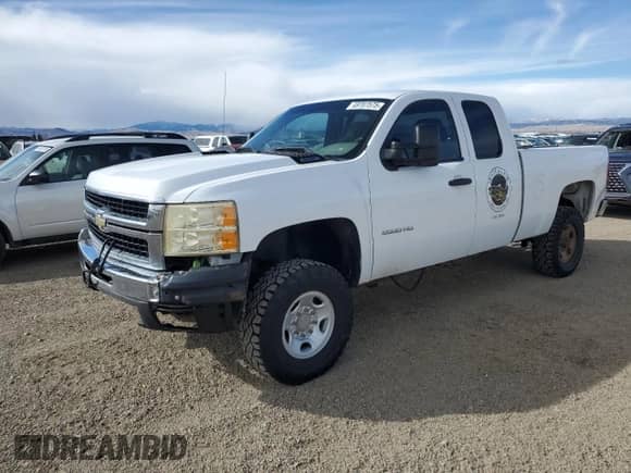 2010 Chevrolet Silverado 2500HD Work Truck z VIN 1GC5KVBGXAZ261320, wystawiony jako Copart lot #49707575 z przebiegiem 144 931 mil mil oraz Szkoda całkowita • Salvage title. Historia ofert i sprzedaży dostępna na DreamBid. Obrazek 1.