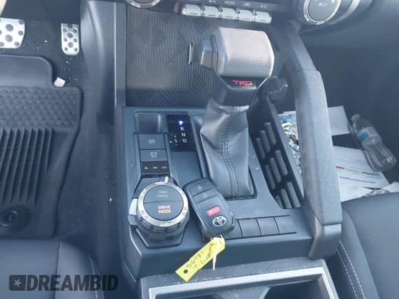 2024 Toyota Tacoma SR5 z VIN 3TMLB5JN9RM057547, wystawiony jako IAAI lot #42865640 z przebiegiem 28 049 mil mil oraz . Historia ofert i sprzedaży dostępna na DreamBid. Obrazek 11.