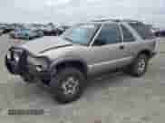 2001 Chevrolet Blazer LS z VIN 1GNCT18W91K167036, wystawiony jako Copart lot #47848415 z przebiegiem 145 278 mil mil oraz Szkoda całkowita • Salvage title. Historia ofert i sprzedaży dostępna na DreamBid. Obrazek 1.