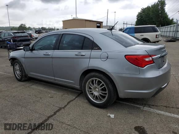 2014 Chrysler 200 LX с VIN 1C3CCBAG2EN101289, выставлен на аукционе Copart как лот 57955245 с пробегом 195 802 миль миль и Списание • Salvage title. История ставок и продаж доступна на DreamBid. Изображение 2.