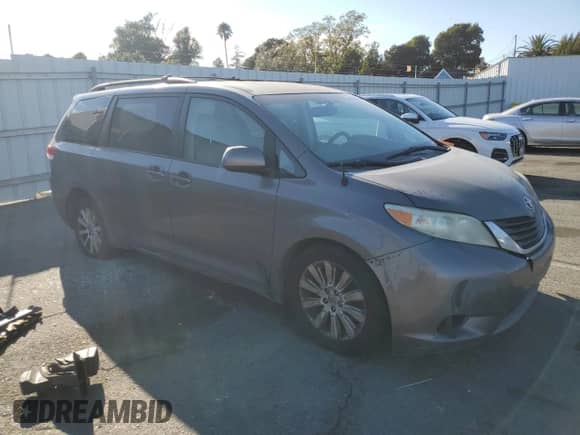 2011 Toyota Sienna LE с VIN 5TDJK3DC7BS022887, выставлен на аукционе Copart как лот 80277095 с пробегом 355 702 миль миль и Списание • Salvage title. История ставок и продаж доступна на DreamBid. Изображение 4.