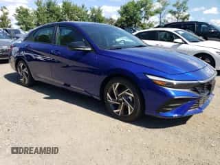 2025 Hyundai Elantra SEL Sport z VIN KMHLM4DGXSU935548, wystawiony jako Copart lot #71658735 z przebiegiem 11 mil mil oraz Szkoda całkowita • Salvage title. Historia ofert i sprzedaży dostępna na DreamBid. Obrazek 4.