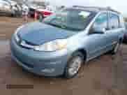 2008 Toyota Sienna XLE z VIN 5TDBK22C28S014660, wystawiony jako IAAI lot #43568791 z przebiegiem 234 423 mil mil oraz . Historia ofert i sprzedaży dostępna na DreamBid. Obrazek 2.