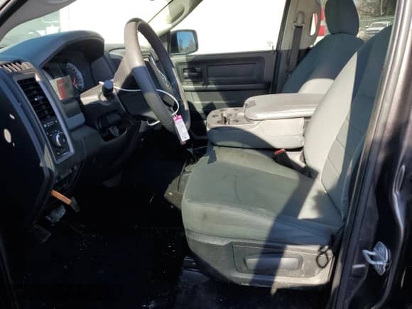 2018 Ram 1500 Tradesman z VIN 1C6RR6KG4JS141533, wystawiony jako Copart lot #49106545 z przebiegiem 152 591 mil mil oraz Szkoda całkowita • Salvage title. Historia ofert i sprzedaży dostępna na DreamBid. Obrazek 7.