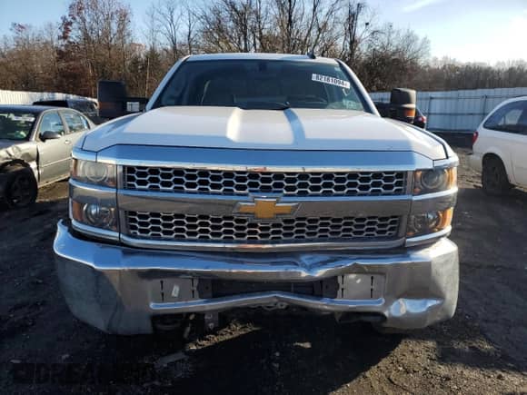 2019 Chevrolet Silverado 2500HD Work Truck z VIN 1GC1KREG7KF124470, wystawiony jako Copart lot #82181094 z przebiegiem 128 984 mil mil oraz Szkoda całkowita • Salvage title. Historia ofert i sprzedaży dostępna na DreamBid. Obrazek 5.