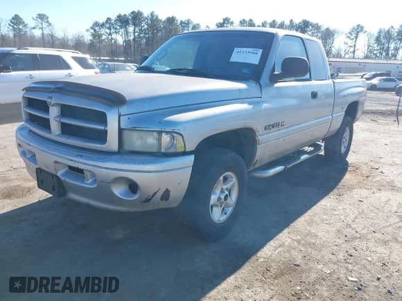 2001 Dodge 1500 z VIN 3B7HF13Y71M515181, wystawiony jako IAAI lot #41233988 z przebiegiem 300 425 mil mil oraz . Historia ofert i sprzedaży dostępna na DreamBid. Obrazek 2.