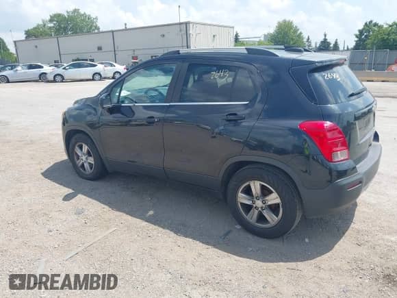 2015 Chevrolet Trax LT z VIN 3GNCJLSB6FL252493, wystawiony jako IAAI lot #42822643 z przebiegiem 123 765 mil mil oraz . Historia ofert i sprzedaży dostępna na DreamBid. Obrazek 3.