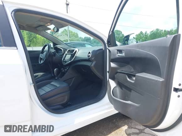 2018 Chevrolet Sonic Premier z VIN 1G1JF6SB6J4121932, wystawiony jako IAAI lot #42502568 z przebiegiem 93 055 mil mil oraz . Historia ofert i sprzedaży dostępna na DreamBid. Obrazek 19.