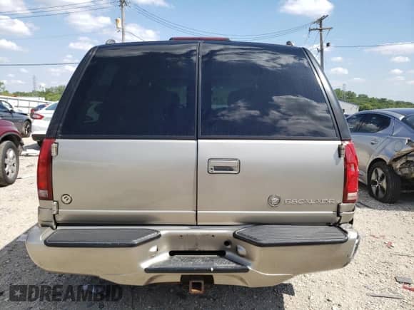 2000 Cadillac Escalade z VIN 1GYEK13R7YR128401, wystawiony jako Copart lot #46227845 z przebiegiem 110 194 mil mil oraz Nie do naprawy • Non repairable. Historia ofert i sprzedaży dostępna na DreamBid. Obrazek 6.