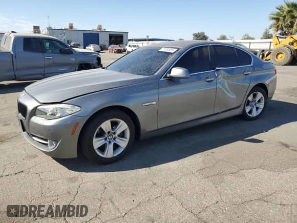 2012 BMW 5 Series 528i с VIN WBAXG5C59CDW24145, выставлен на аукционе Copart как лот 70384985 с пробегом 113 626 миль миль и Списание • Salvage title. История ставок и продаж доступна на DreamBid. Изображение 1.