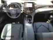 2023 Toyota Camry SE z VIN 4T1G11AK9PU155758, wystawiony jako Copart lot #42059185 z przebiegiem 18 622 mil mil oraz Czysty tytuł • Clean title. Historia ofert i sprzedaży dostępna na DreamBid. Obrazek 8.