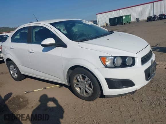 2013 Chevrolet Sonic LT z VIN 1G1JC5SG1D4128273, wystawiony jako IAAI lot #43444451 z przebiegiem 184 414 mil mil oraz . Historia ofert i sprzedaży dostępna na DreamBid. Obrazek 1.