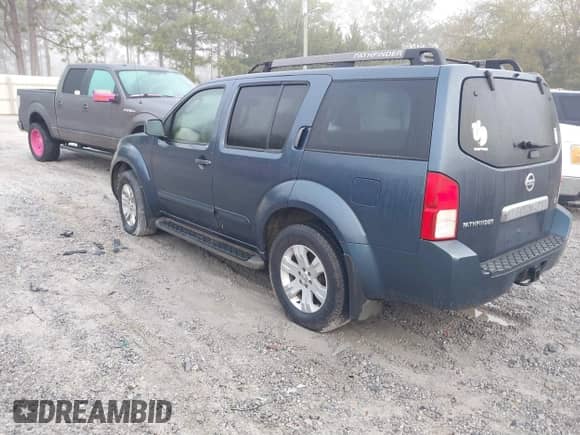 2005 Nissan Pathfinder SE z VIN 5N1AR18U95C726349, wystawiony jako IAAI lot #41842285 z przebiegiem 251 500 mil mil oraz . Historia ofert i sprzedaży dostępna na DreamBid. Obrazek 3.