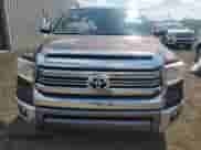 2017 Toyota Tundra Platinum с VIN 5TFAY5F15HX631839, выставлен на аукционе Copart как лот 71710825 с пробегом 106 185 миль миль и Списание • Salvage title. История ставок и продаж доступна на DreamBid. Изображение 5.