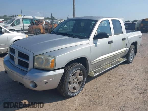 2006 Dodge Dakota SLT z VIN 1D7HW48NX6S645556, wystawiony jako IAAI lot #42597957 z przebiegiem 161 178 mil mil oraz . Historia ofert i sprzedaży dostępna na DreamBid. Obrazek 2.