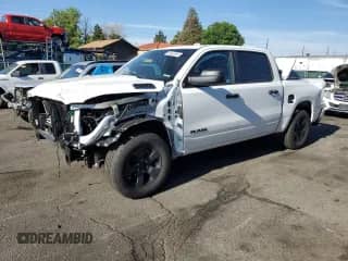 2025 Ram 1500 Tradesman z VIN 1C6RREGG8SN677372, wystawiony jako Copart lot #62642535 z przebiegiem 3 527 mil mil oraz Szkoda całkowita • Salvage title. Historia ofert i sprzedaży dostępna na DreamBid. Obrazek 1.