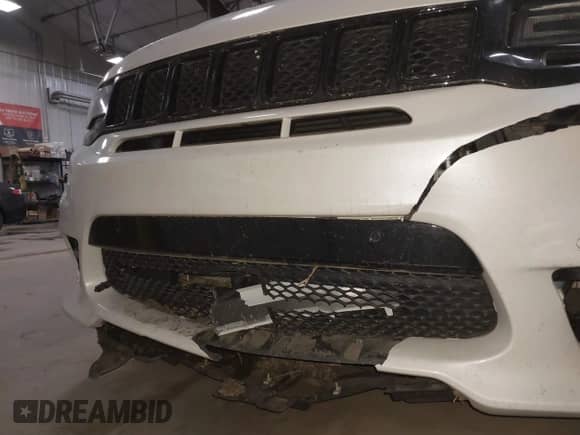 2018 Jeep Grand Cherokee SRT z VIN 1C4RJFDJXJC154046, wystawiony jako IAAI lot #42062169 z przebiegiem 64 953 mil mil oraz . Historia ofert i sprzedaży dostępna na DreamBid. Obrazek 6.