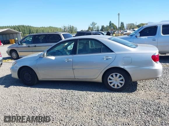 2005 Toyota Camry LE z VIN 4T1BE30K75U032758, wystawiony jako IAAI lot #43315191 z przebiegiem 217 300 mil mil oraz . Historia ofert i sprzedaży dostępna na DreamBid. Obrazek 14.