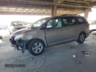 2011 Toyota Sienna LE AAS z VIN 5TDKK3DCXBS151288, wystawiony jako Copart lot #81023415 z przebiegiem 138 478 mil mil oraz Szkoda całkowita • Salvage title. Historia ofert i sprzedaży dostępna na DreamBid. Obrazek 1.