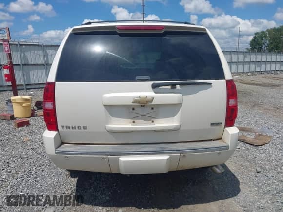 2011 Chevrolet Tahoe LTZ с VIN 1GNSCCE01BR273058, выставлен на аукционе IAAI как лот 42815481 с пробегом 111 000 миль миль и . История ставок и продаж доступна на DreamBid. Изображение 17.