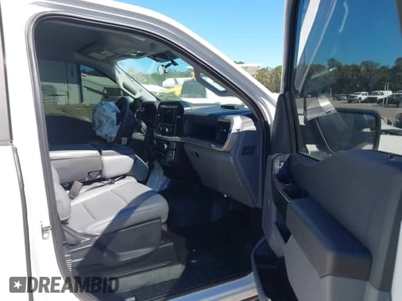 2023 Ford F-150 XL z VIN 1FTEW1EP2PFA06373, wystawiony jako IAAI lot #43377661 z przebiegiem 55 751 mil mil oraz . Historia ofert i sprzedaży dostępna na DreamBid. Obrazek 5.