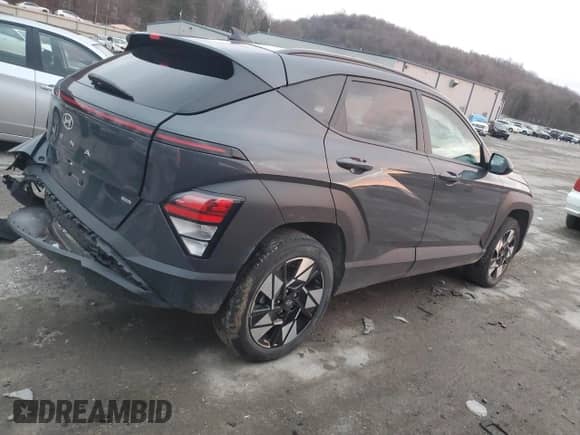 2024 Hyundai Kona SEL с VIN KM8HBCAB3RU100576, выставлен на аукционе Copart как лот 82874454 с пробегом 6 630 миль миль и Списание • Salvage title. История ставок и продаж доступна на DreamBid. Изображение 3.