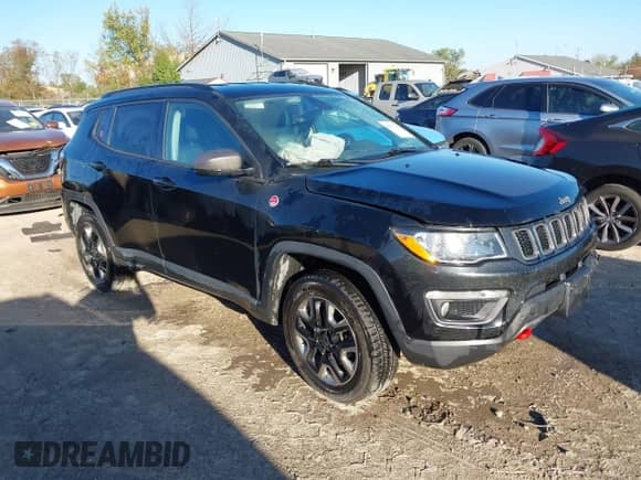 2018 Jeep Compass Trailhawk z VIN 3C4NJDDB4JT231283, wystawiony jako IAAI lot #43371219 z przebiegiem 134 712 mil mil oraz . Historia ofert i sprzedaży dostępna na DreamBid. Obrazek 1.