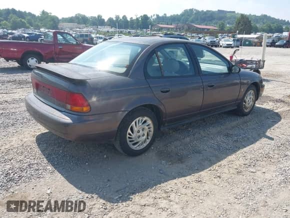 1999 Saturn SL z VIN 1G8ZK5272XZ225139, wystawiony jako IAAI lot #42662628 z przebiegiem 223 692 mil mil oraz . Historia ofert i sprzedaży dostępna na DreamBid. Obrazek 4.