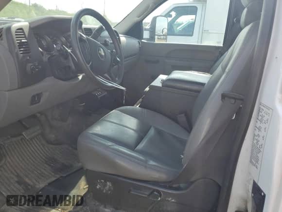 2012 Chevrolet Silverado 3500HD Work Truck z VIN 1GB3CZCG2CF193551, wystawiony jako Copart lot #56550675 z przebiegiem 162 098 mil mil oraz Czysty tytuł • Clean title. Historia ofert i sprzedaży dostępna na DreamBid. Obrazek 7.