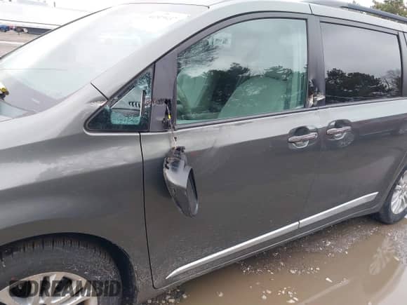 2013 Toyota Sienna XLE AAS with VIN 5TDYK3DC8DS375852, listed as a IAAI auction lot 41519437 with 91,828 mi miles and . Bid and sale history available at DreamBid. Image 6.