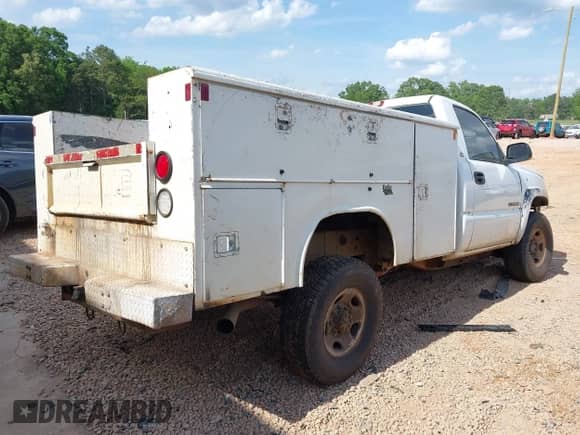 2003 Chevrolet Silverado 2500HD z VIN 1GBHK24U43E255655, wystawiony jako IAAI lot #42124091 z przebiegiem 354 543 mil mil oraz . Historia ofert i sprzedaży dostępna na DreamBid. Obrazek 4.