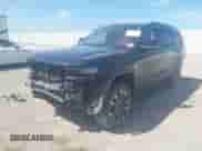 2023 Jeep Grand Cherokee Overland z VIN 1C4RJKDG5P8771928, wystawiony jako IAAI lot #42602996 z przebiegiem 32 691 mil mil oraz . Historia ofert i sprzedaży dostępna na DreamBid. Obrazek 2.